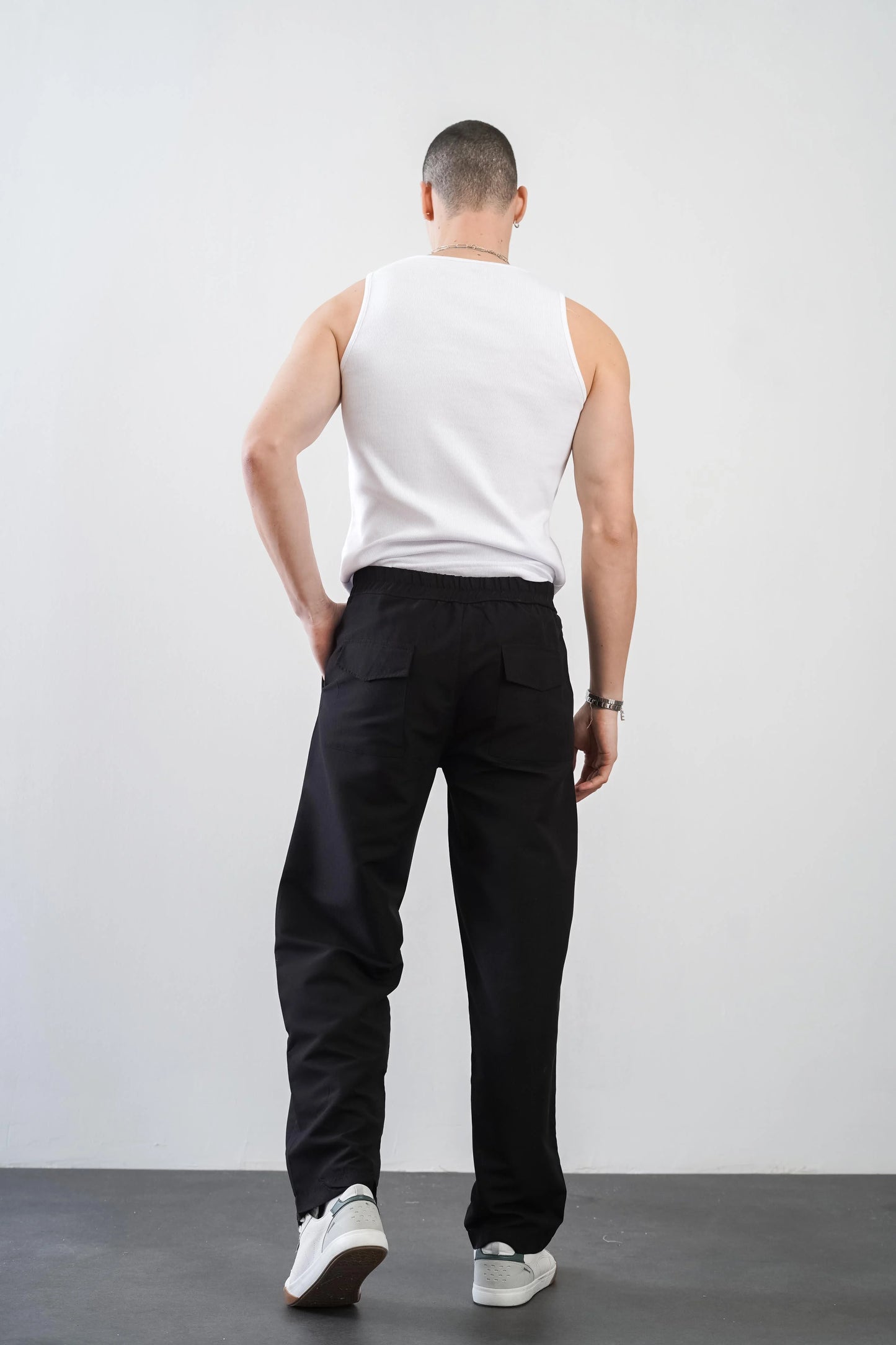 Men's trousers with elasticated waistband and loose-fitting pockets