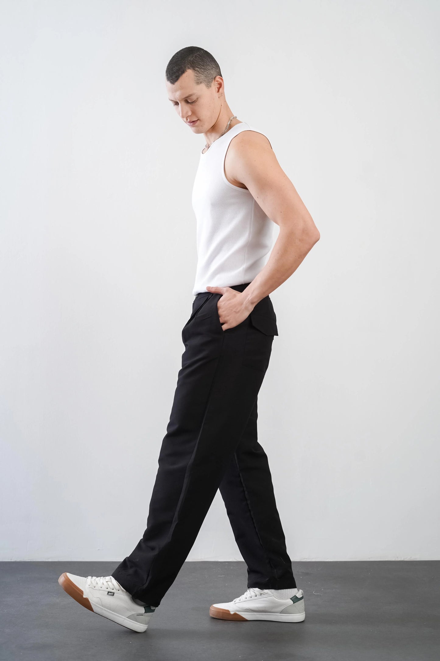 Men's trousers with elasticated waistband and loose-fitting pockets