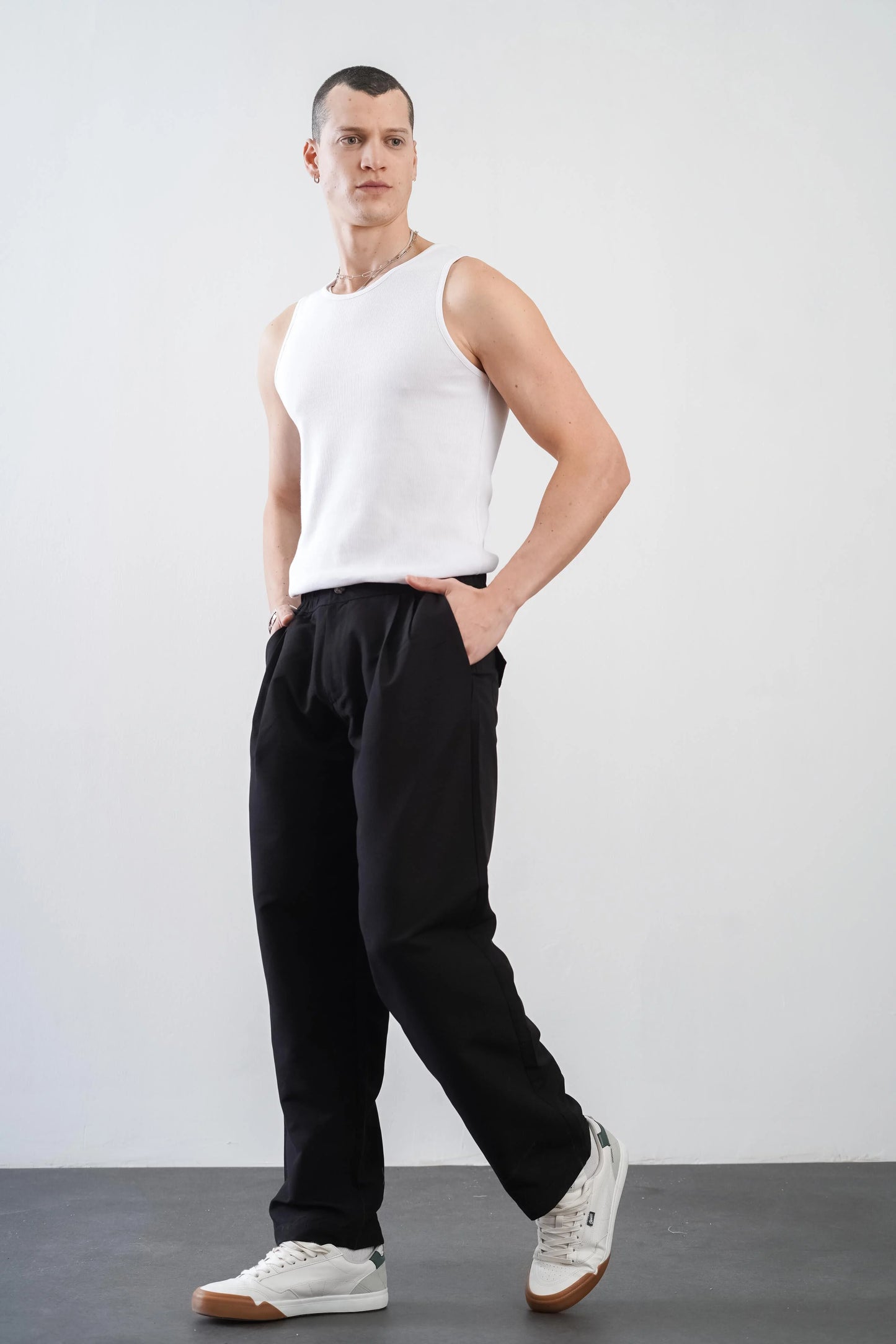 Men's trousers with elasticated waistband and loose-fitting pockets