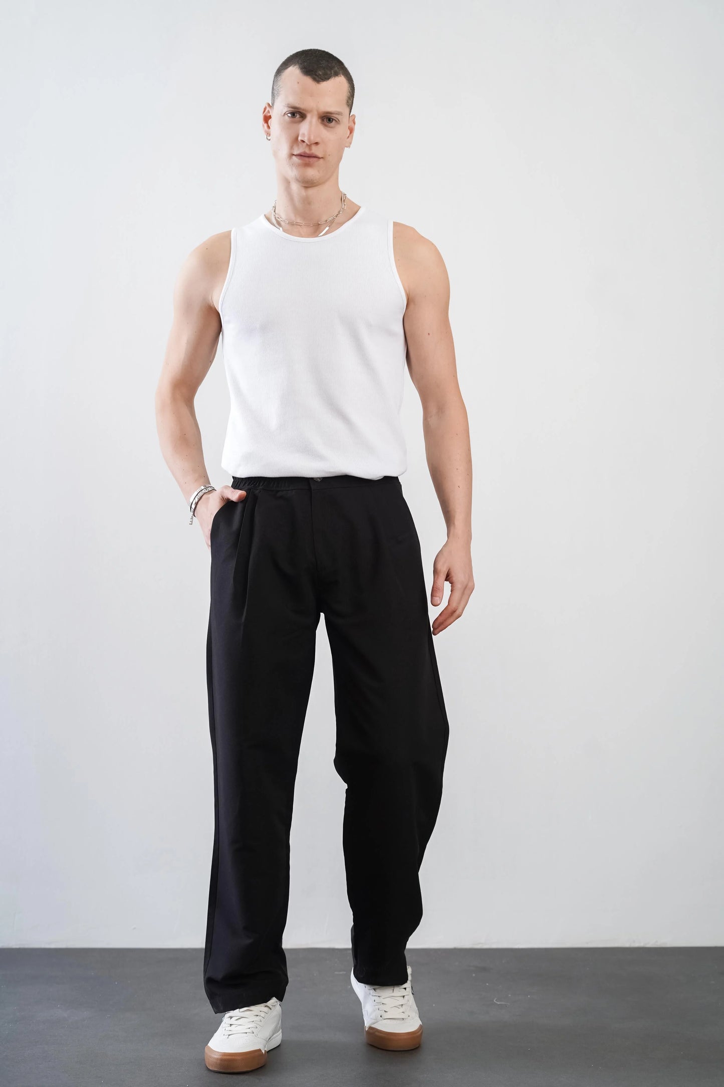 Men's trousers with elasticated waistband and loose-fitting pockets