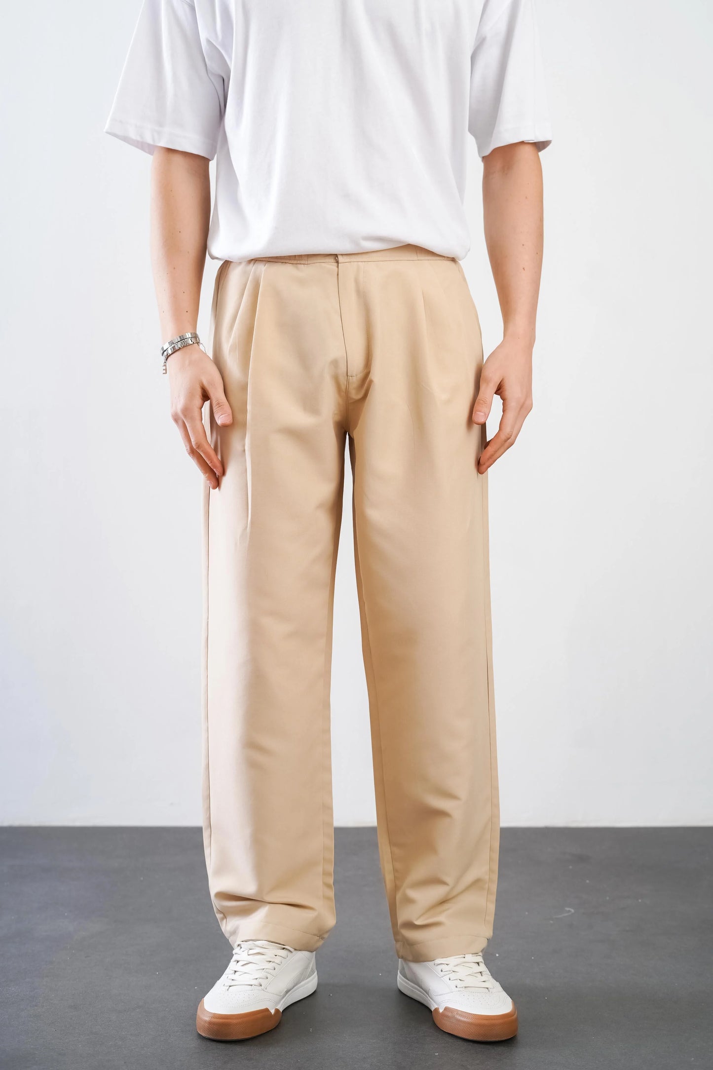 Men's trousers with elasticated waistband and loose-fitting pockets