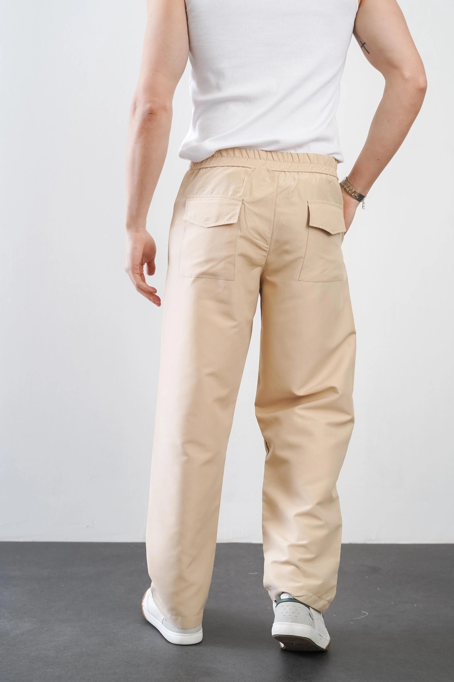 Men's trousers with elasticated waistband and loose-fitting pockets