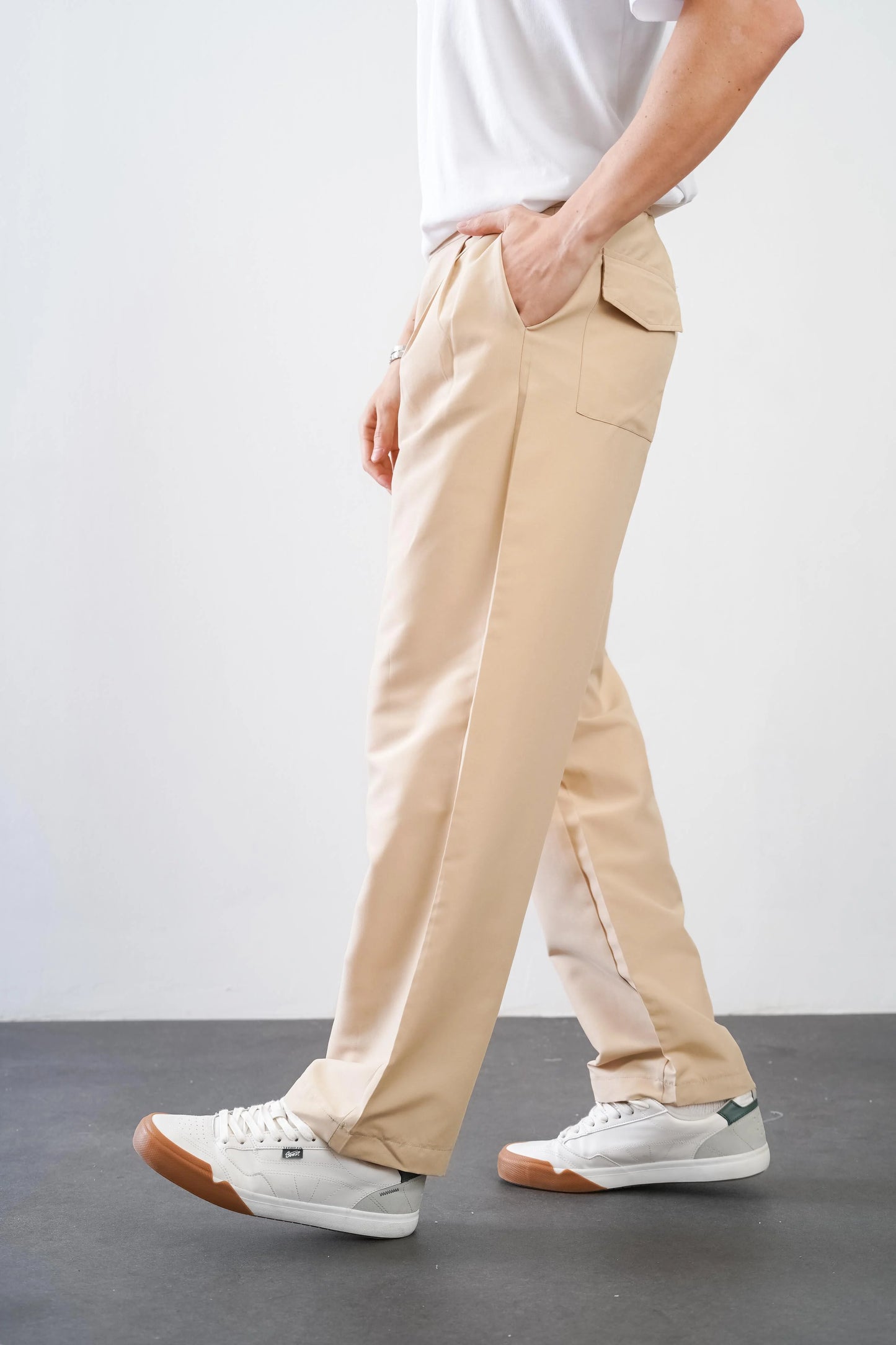 Men's trousers with elasticated waistband and loose-fitting pockets