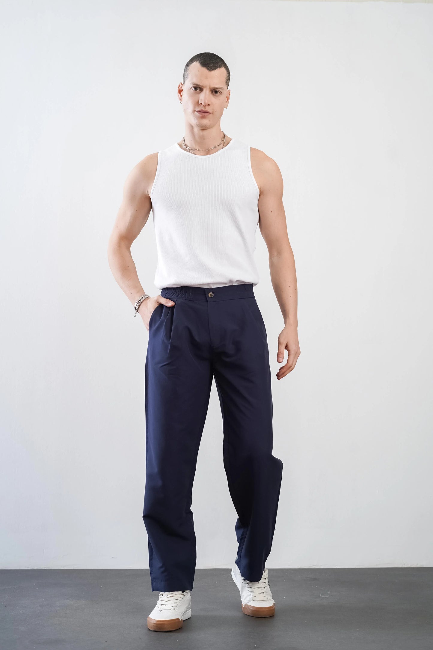 Men's trousers with elasticated waistband and loose-fitting pockets