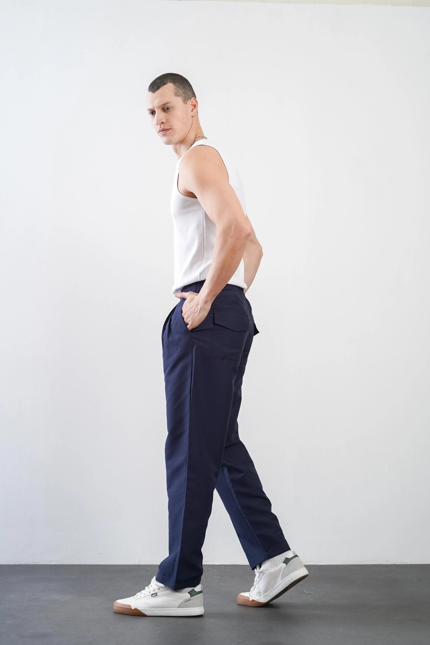 Men's trousers with elasticated waistband and loose-fitting pockets