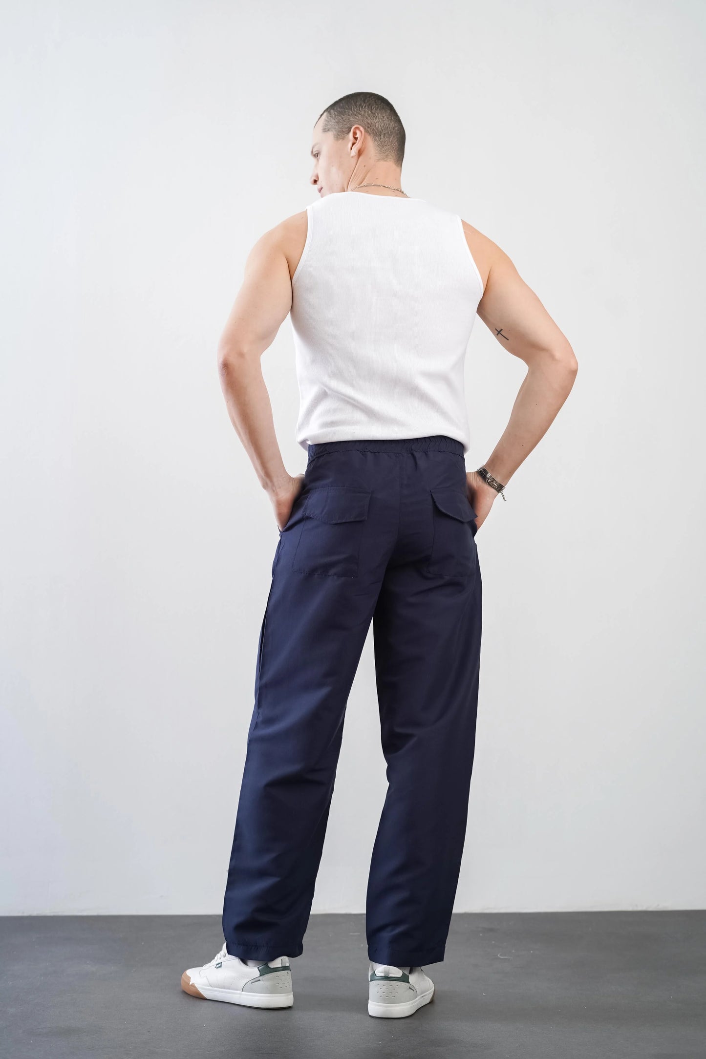 Men's trousers with elasticated waistband and loose-fitting pockets