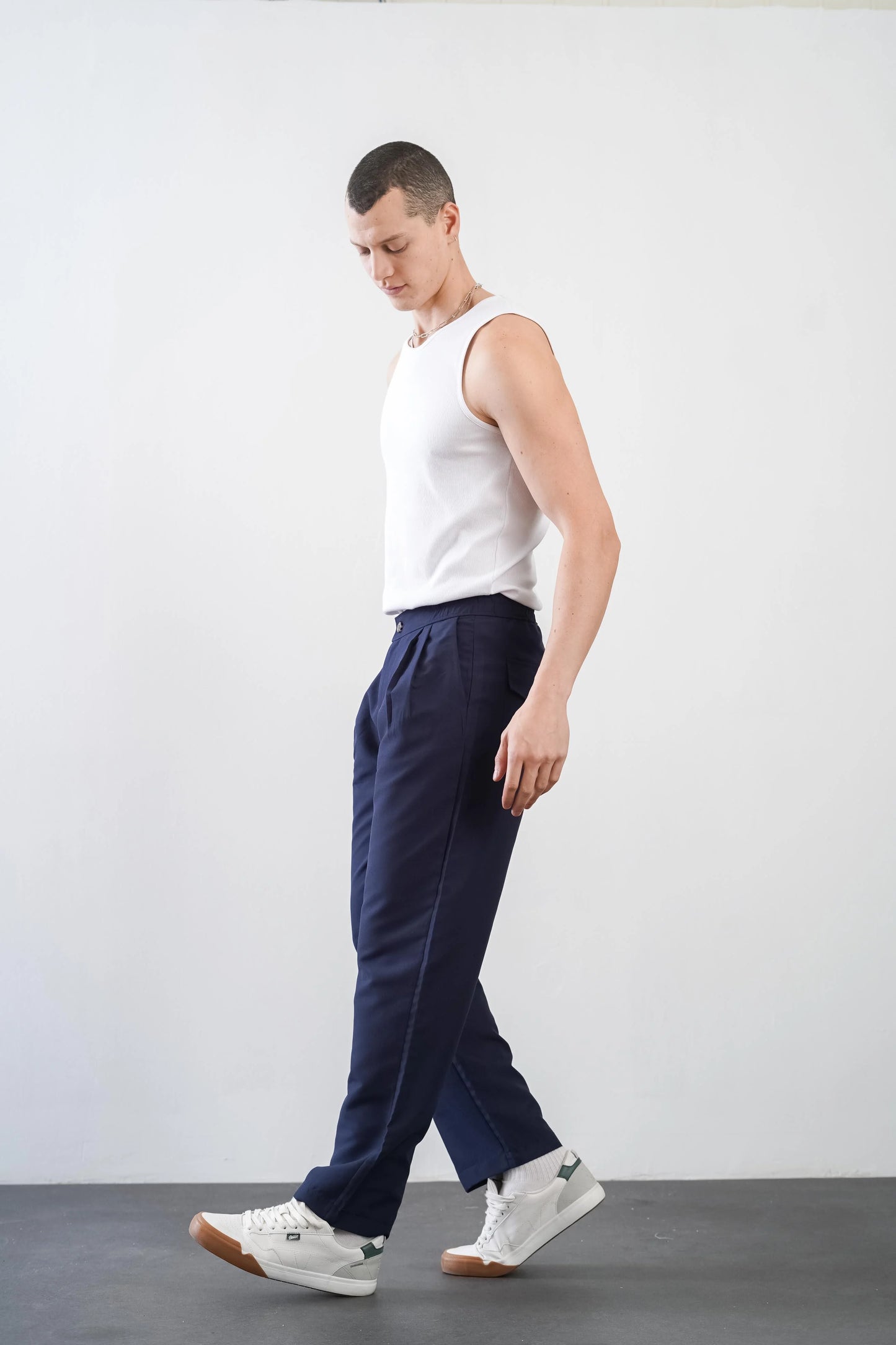 Men's trousers with elasticated waistband and loose-fitting pockets