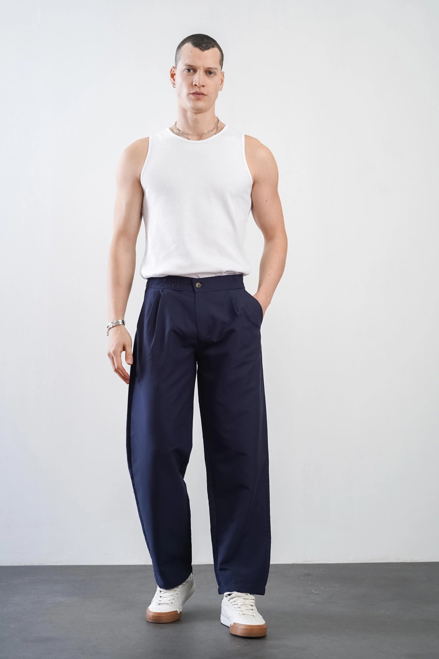 Men's trousers with elasticated waistband and loose-fitting pockets