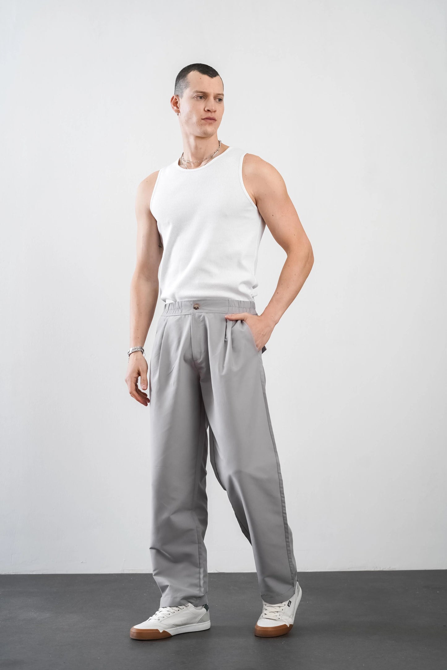 Men's trousers with elasticated waistband and loose-fitting pockets