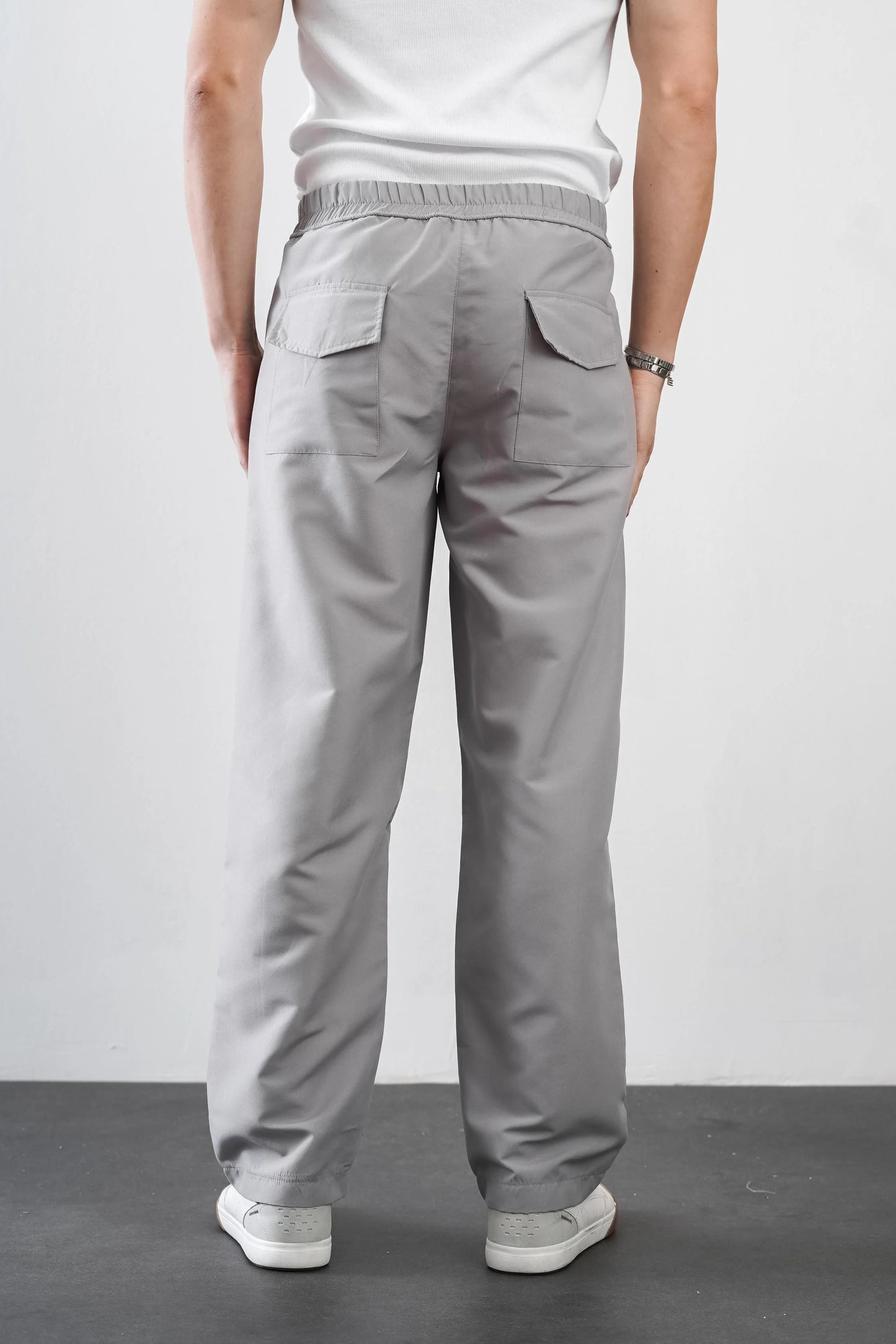 Men's trousers with elasticated waistband and loose-fitting pockets