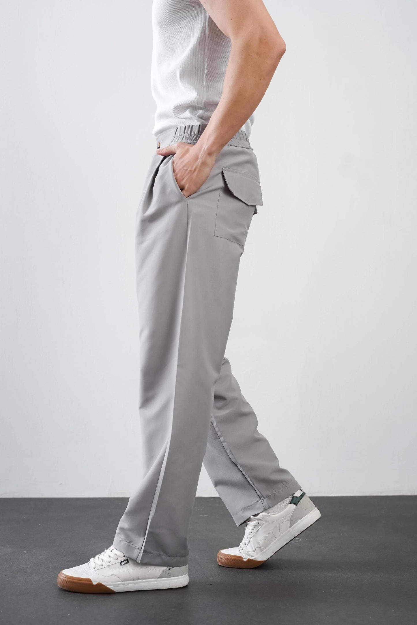 Men's trousers with elasticated waistband and loose-fitting pockets