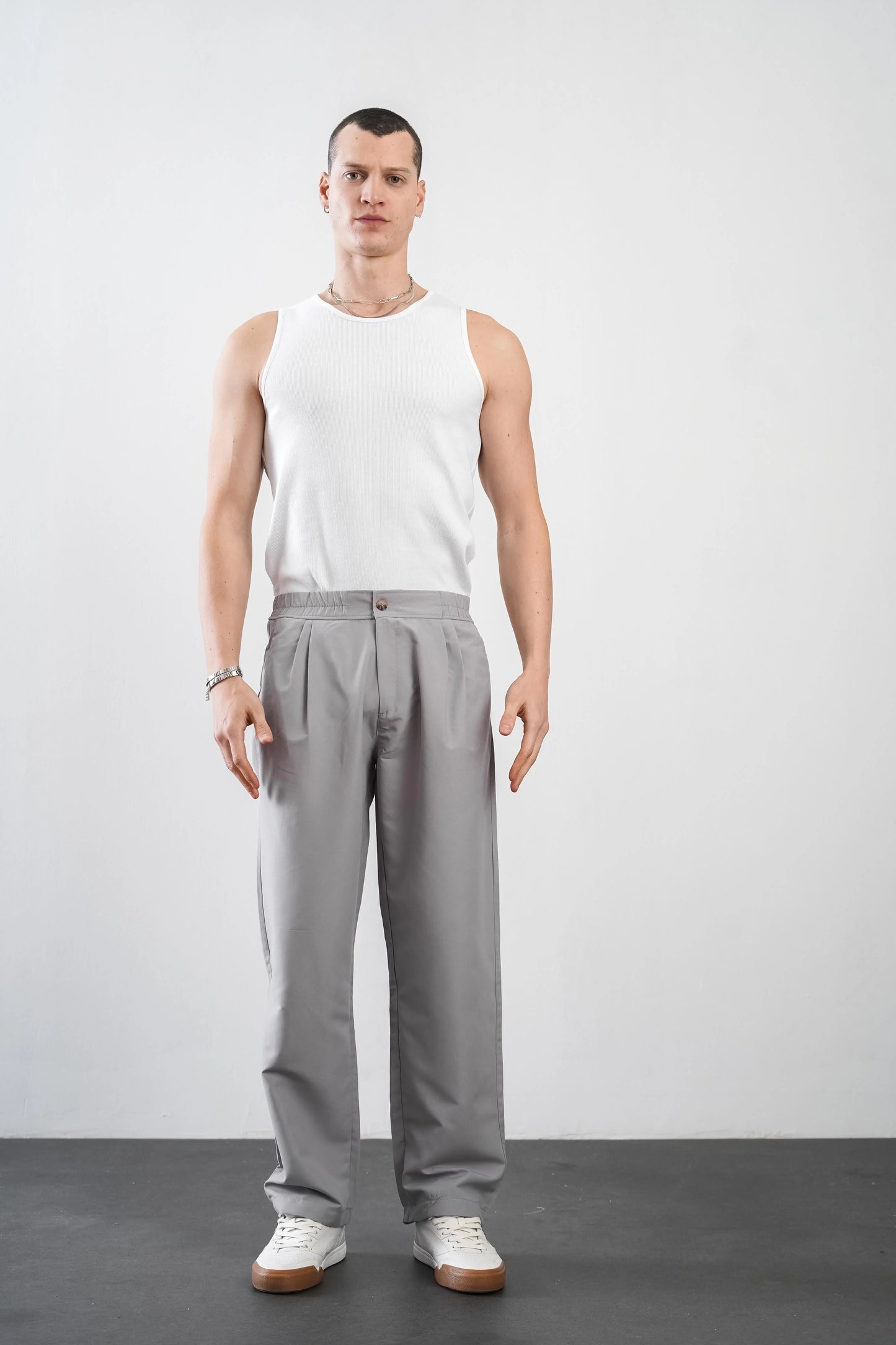 Men's trousers with elasticated waistband and loose-fitting pockets