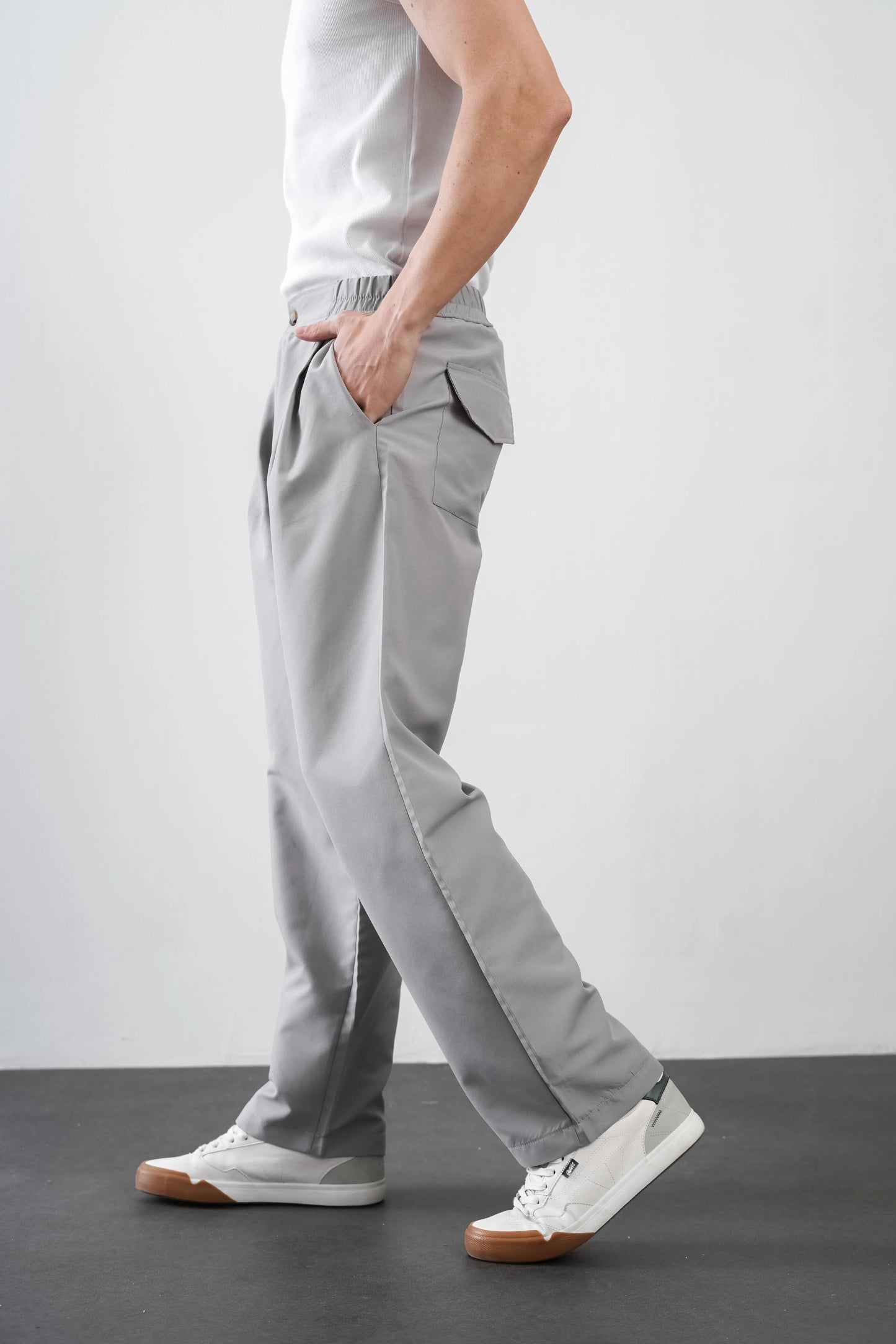 Men's trousers with elasticated waistband and loose-fitting pockets