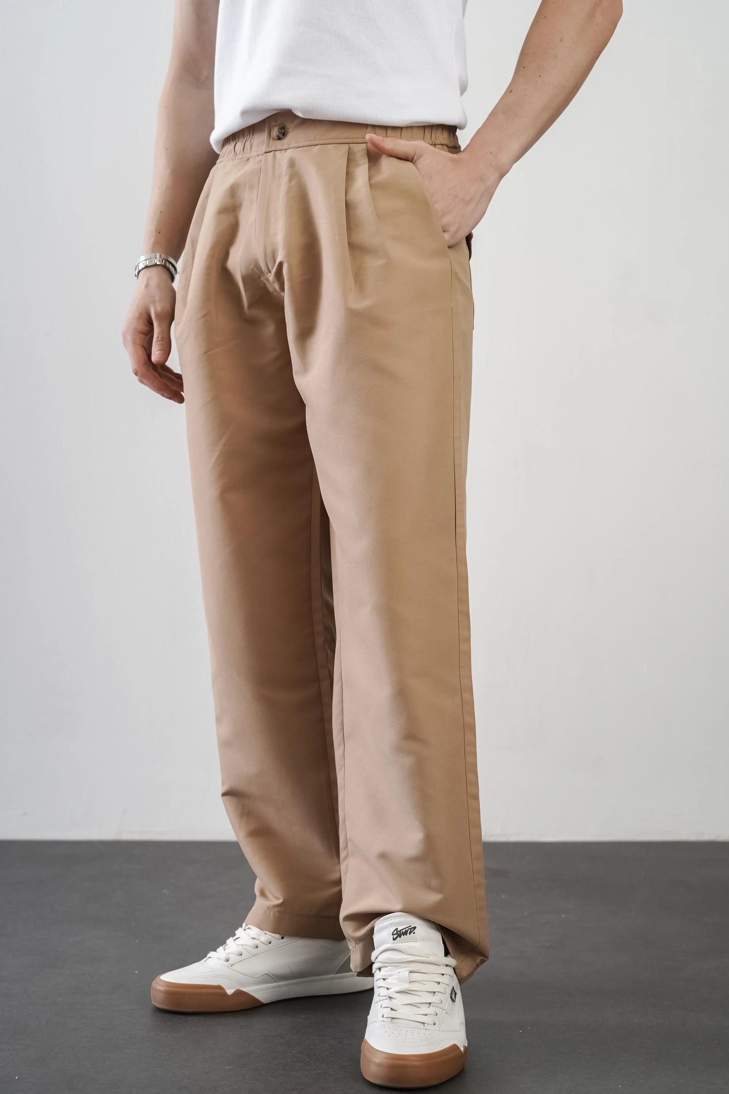 Men's trousers with elasticated waistband and loose-fitting pockets