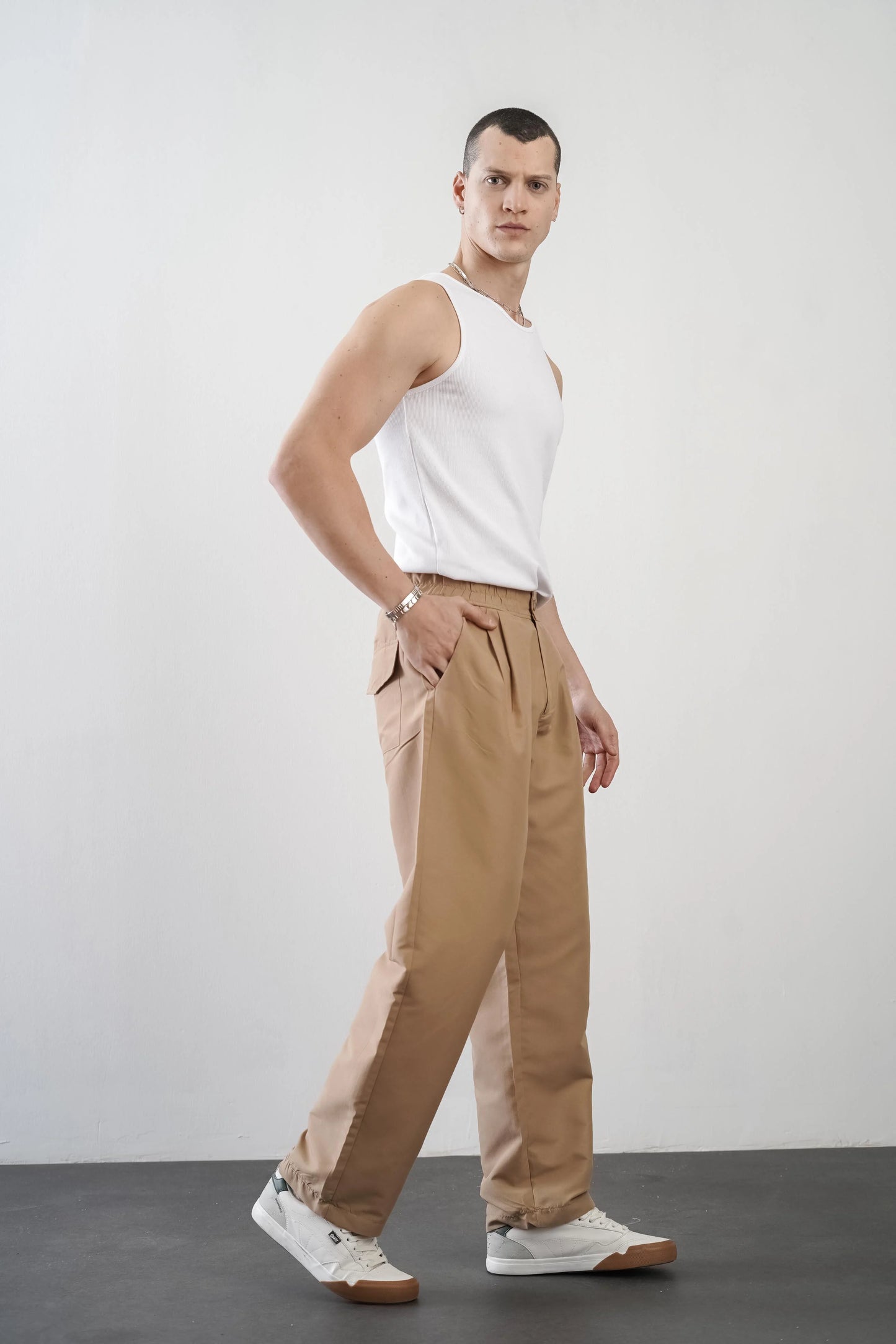 Men's trousers with elasticated waistband and loose-fitting pockets