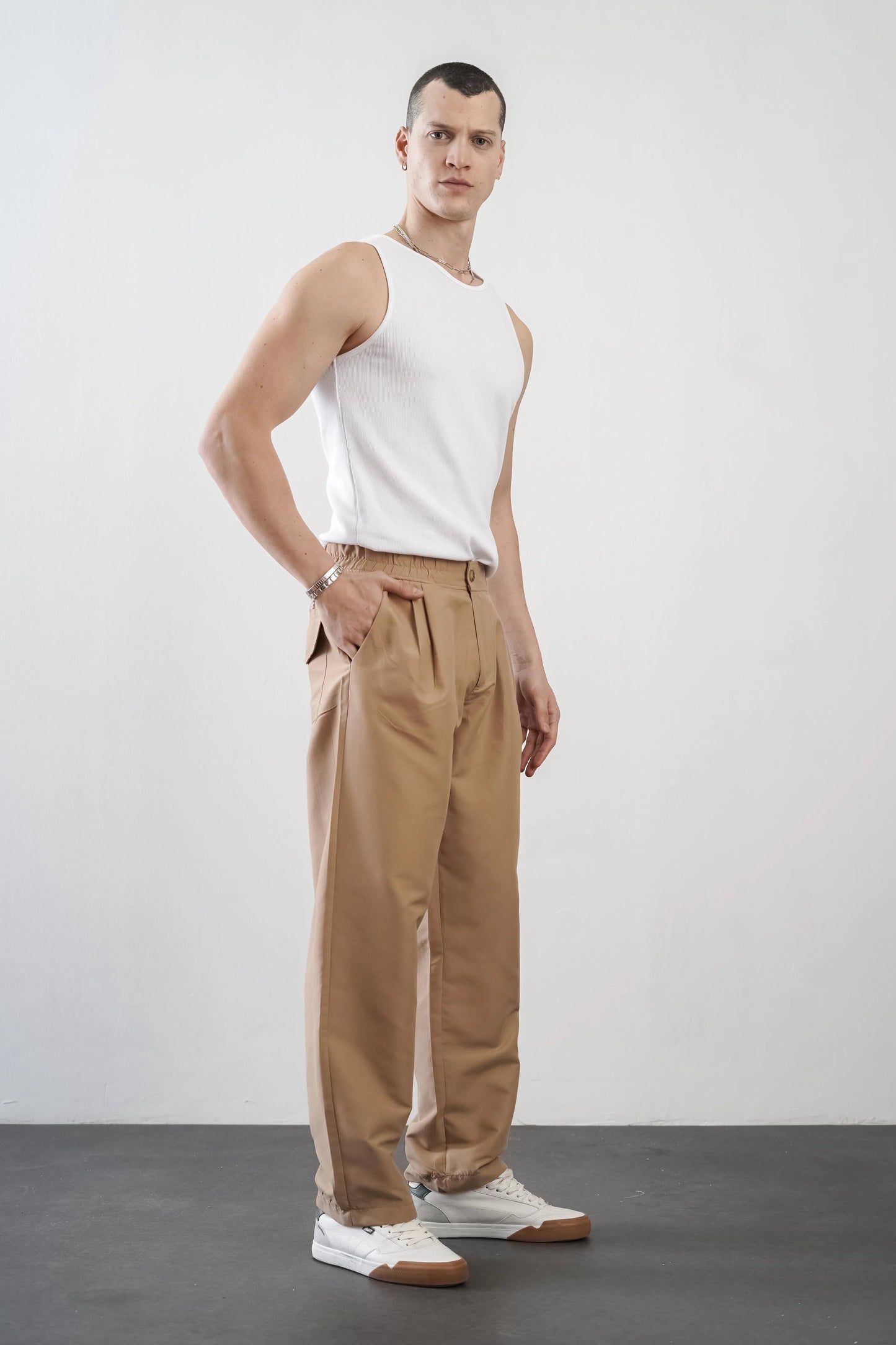 Men's trousers with elasticated waistband and loose-fitting pockets