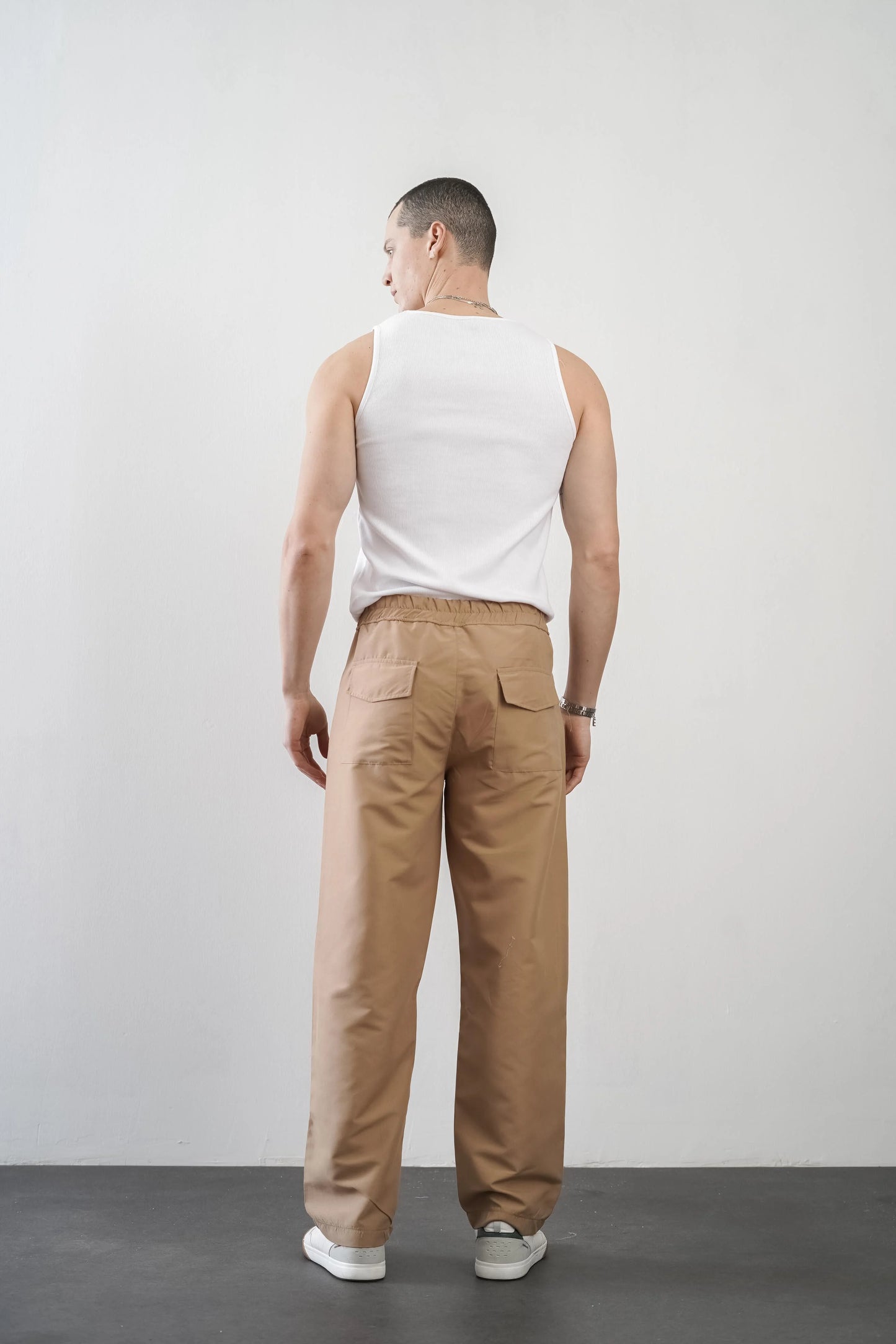 Men's trousers with elasticated waistband and loose-fitting pockets