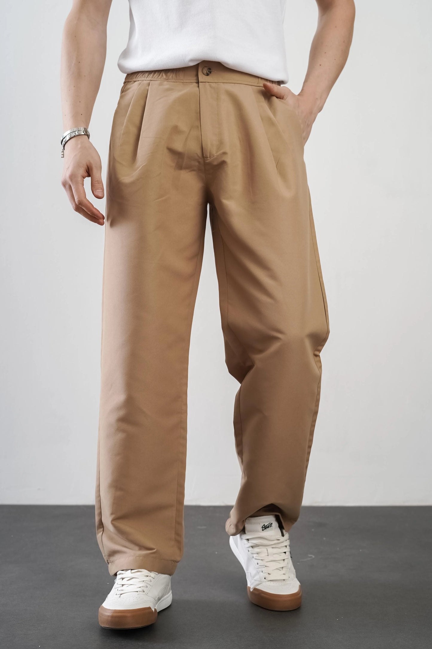 Men's trousers with elasticated waistband and loose-fitting pockets