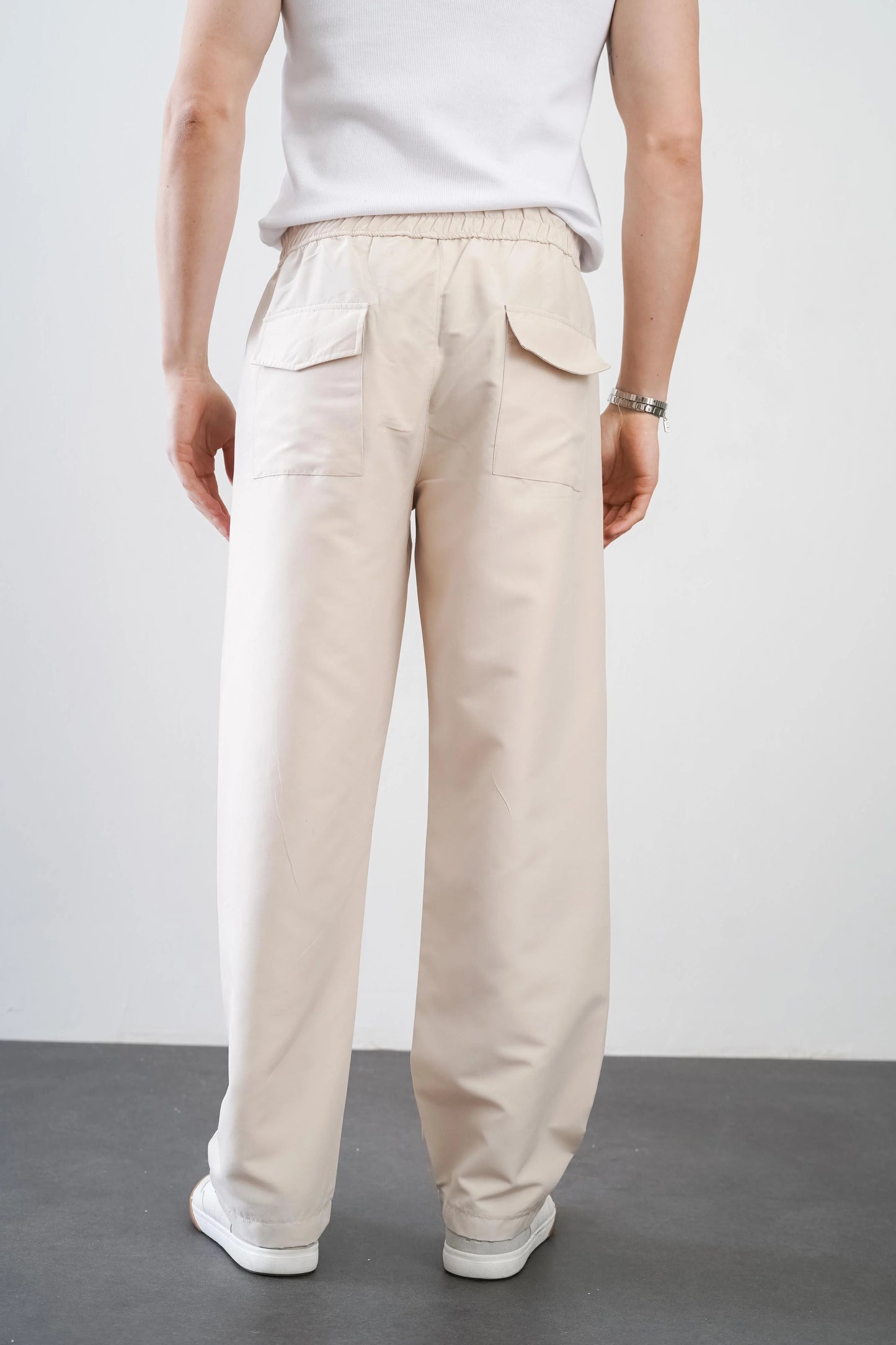 Men's trousers with elasticated waistband and loose-fitting pockets