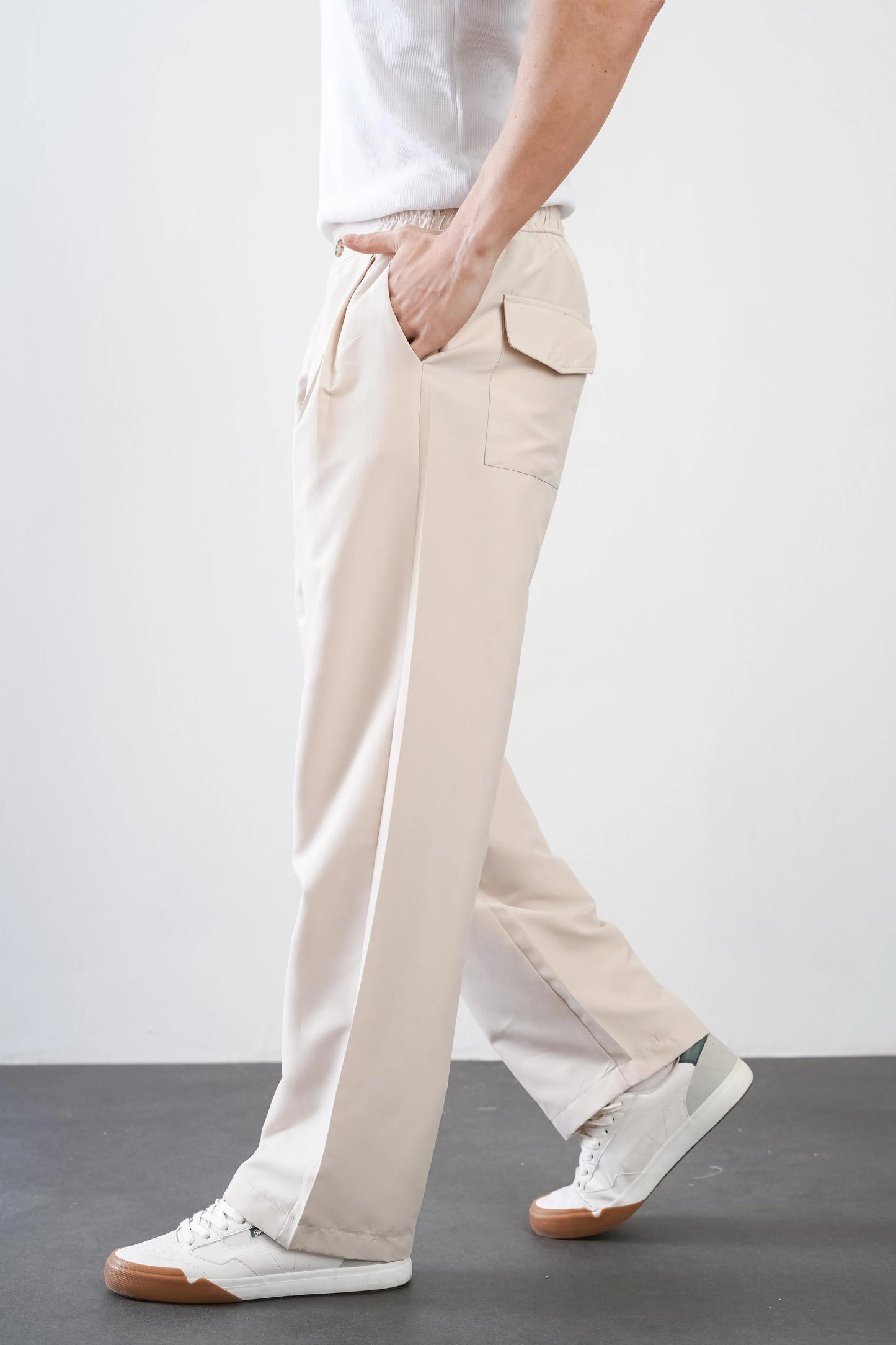 Men's trousers with elasticated waistband and loose-fitting pockets