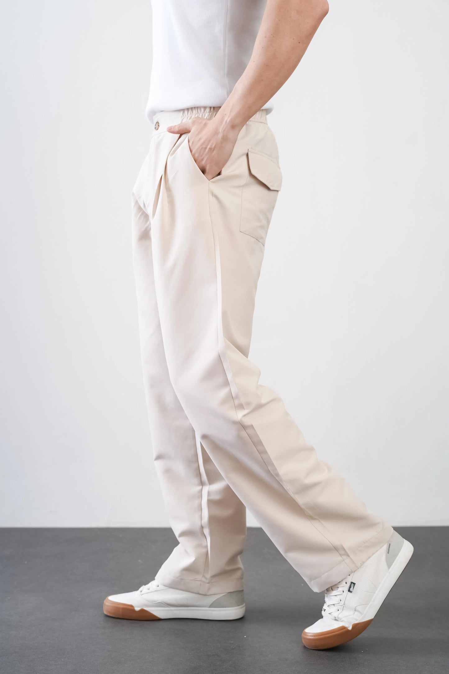 Men's trousers with elasticated waistband and loose-fitting pockets