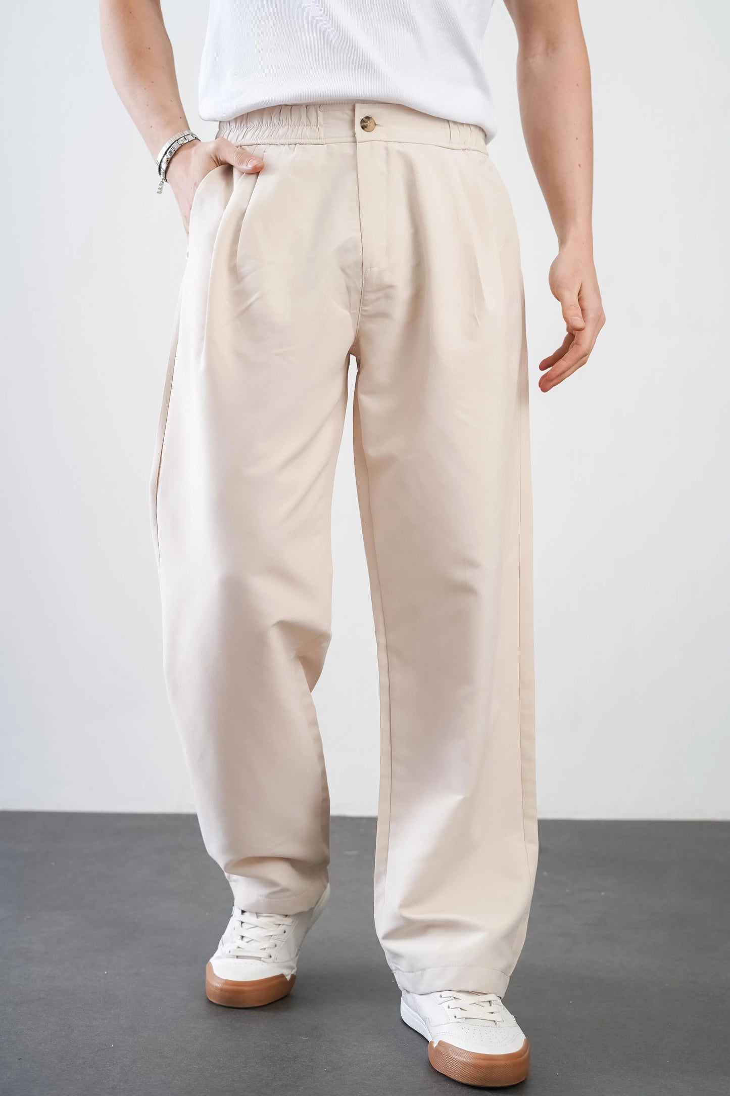 Men's trousers with elasticated waistband and loose-fitting pockets