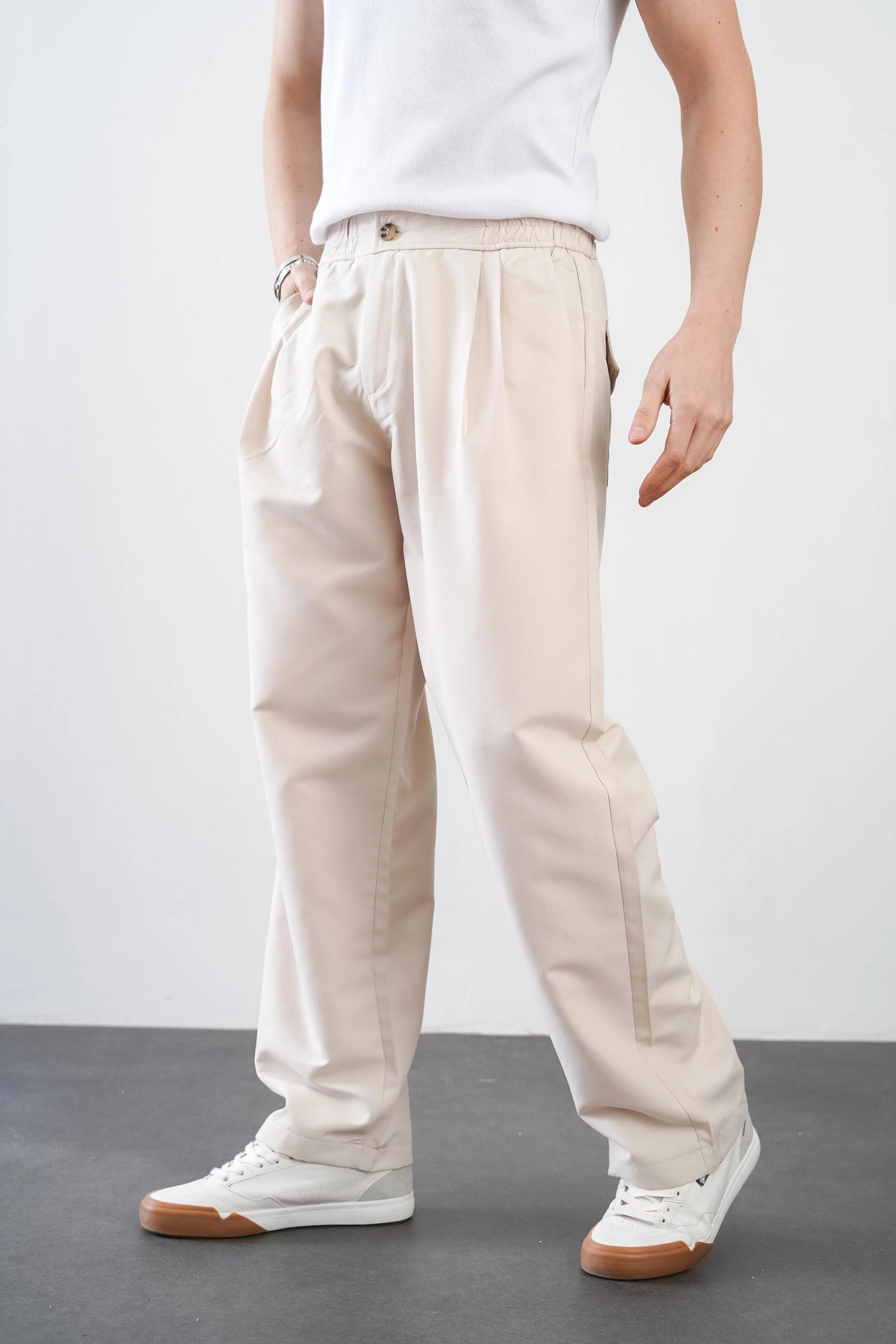 Men's trousers with elasticated waistband and loose-fitting pockets